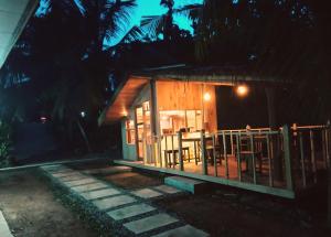 Seasons Four Mini Jungle Cabana