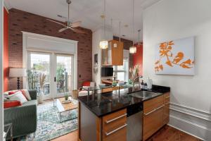 1 min walk Downtown ILM Photogenic Live Oak