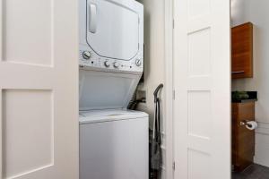 1 min walk Downtown ILM Photogenic Live Oak