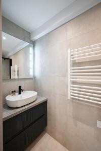 Charmant deux pièces rénové au coeur de la vieille ville AC