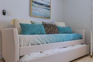 Modern Condo Near Downtown and Beaches with Office