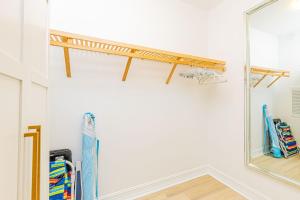 Modern Condo Near Downtown and Beaches with Office