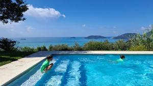 "Quercia House", inside a Private Park, shared Pool, Tennis, AC, Parking next home and a Garage in Lerici!