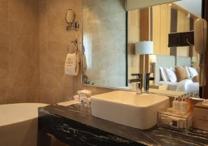 Atlantiis Suites Inn Mahmoorganj Near Vishwanath Temple