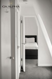 Modern London Mews 2BR Apartment in Central London near Paddington Station - Ultra-Fast Wi-Fi, Comfortable Living Space, Sleeps 5, Long-Stay Work & Family Deals