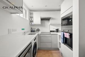 Modern London Mews 2BR Apartment in Central London near Paddington Station - Ultra-Fast Wi-Fi, Comfortable Living Space, Sleeps 5, Long-Stay Work & Family Deals