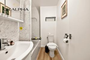 Elegant 2-Bedroom Apartment in Central London near Paddington station - Ultra Fast Wi-Fi, Workspace & Perfect for Business and Work Stays