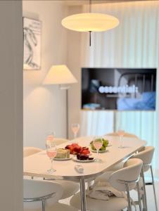 Sindaebang Station 8 minutes on foot 20 minutes by subway from Hongdae to Gangnam 3 room 4 queen beds 1 bed per person 2 floor 1 minute from convenience store