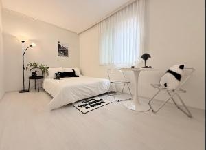 Sindaebang Station 8 minutes on foot 20 minutes by subway from Hongdae to Gangnam 3 room 4 queen beds 1 bed per person 2 floor 1 minute from convenience store