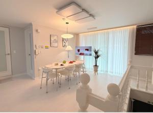 Sindaebang Station 8 minutes on foot 20 minutes by subway from Hongdae to Gangnam 3 room 4 queen beds 1 bed per person 2 floor 1 minute from convenience store