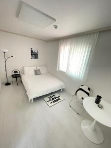 Sindaebang Station 8 minutes on foot 20 minutes by subway from Hongdae to Gangnam 3 room 4 queen beds 1 bed per person 2 floor 1 minute from convenience store