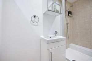 Bright Studio with King Size Bed in Central London