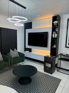 2 Bedroom Apartment Near Monte Casino