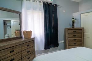 Palm Serenity- Gated Pool Home in Portmore