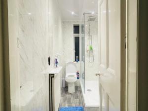 Spacious Homestay with 2 Large Rooms, Fully-equipped Kitchen & Outdoor Space