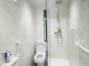 Spacious Homestay with 2 Large Rooms, Fully-equipped Kitchen & Outdoor Space