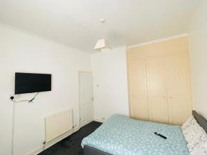 Spacious Homestay with 2 Large Rooms, Fully-equipped Kitchen & Outdoor Space