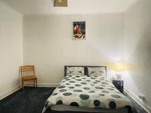 Spacious Homestay with 2 Large Rooms, Fully-equipped Kitchen & Outdoor Space