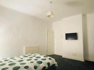 Spacious Homestay with 2 Large Rooms, Fully-equipped Kitchen & Outdoor Space