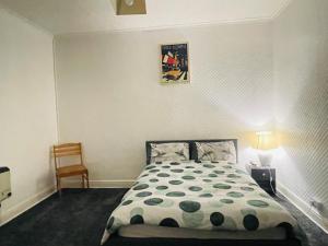 Spacious Homestay with 2 Large Rooms, Fully-equipped Kitchen & Outdoor Space