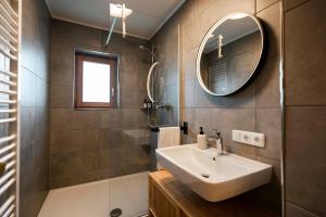 Flatventure 75qm Altbau-Juwel mit Panorama-Bergblick I 2 Balkone I aktivCARD mit 130 Gratis-Erlebnissen I Parkplatz