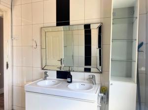 Single Bedroom in house, ideal for solo travellers work stays or visiting family locally