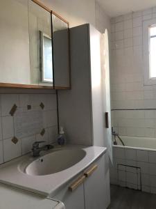 Chambre meublée chez lhabitant dans un appartement au pied de la gare