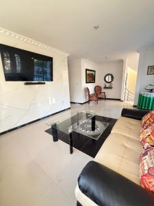 Espectacular casa de 3 pisos con zona social en azotea