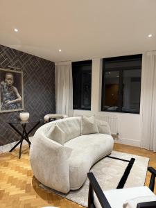 Luxurious Residence in Chelmsford City, With Full Sky Channels