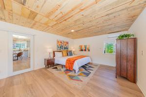 Skyfalls Retreat Mid-Century Guesthouse near Yosemite