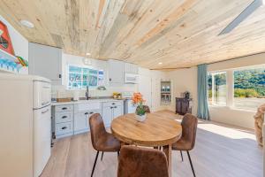 Skyfalls Retreat Mid-Century Guesthouse near Yosemite