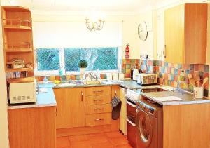 Holiday with Family & Friends at this Amazing Coastal Cottagein a Peaceful Hamlet close to Beach & Attractions - The Perfect location for those who love to Relax but want Exciting Adventures just a few mins away!