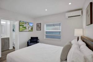 Beach Isles Modern Studio Apartment in Fort Lauderdale with Patio