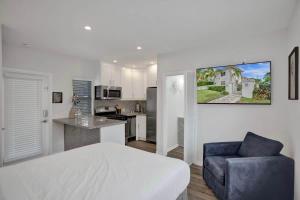 Beach Isles Modern Studio Apartment in Fort Lauderdale with Patio