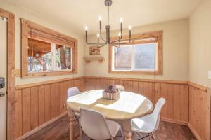 Bear Den Steps away from trails Dogs OK