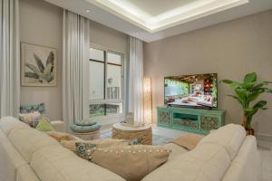 Layali Properties - Boho Oasis 3BR Apt - Convention and Exhibition Center