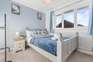Cozy 3BR Home by Hyped Properties Ideal for Groups Contractors Relocators Near Centre with Free Parking