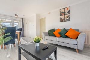 Cozy 3BR Home by Hyped Properties Ideal for Groups Contractors Relocators Near Centre with Free Parking