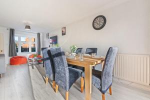Cozy 3BR Home by Hyped Properties Ideal for Groups Contractors Relocators Near Centre with Free Parking