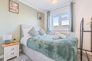 Cozy 3BR Home by Hyped Properties Ideal for Groups Contractors Relocators Near Centre with Free Parking
