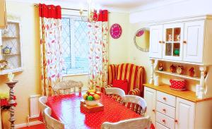 Amazing Cottagein a Peaceful Hamlet close to Beach & Attractions - The Perfect location for Couples & Familys who love to Relax but want Exciting Adventures just a few mins away!