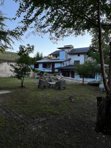 Pequeño chalet con frente al arroyo