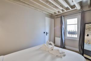 Heart of Marais a Large 1-Bedroom Apartment