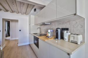 Heart of Marais a Large 1-Bedroom Apartment