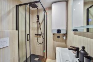 Heart of Marais a Large 1-Bedroom Apartment