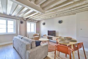 Heart of Marais a Large 1-Bedroom Apartment