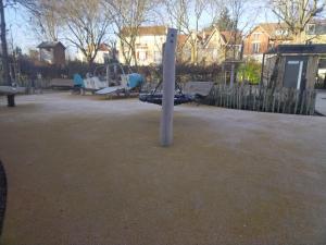 Appartement familiale face à un square arboré