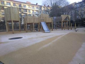 Appartement familiale face à un square arboré