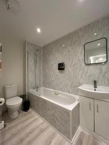 Modern 2 Bed Apartment, Secure Parking, Central