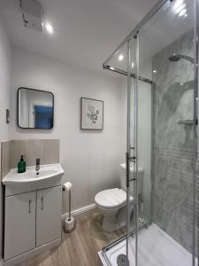 Modern 2 Bed Apartment, Secure Parking, Central